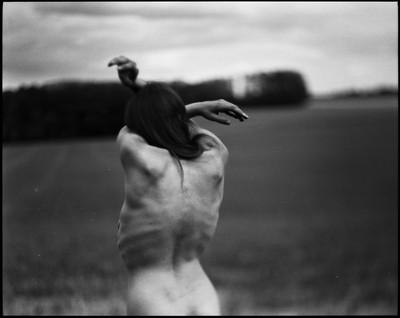 » #3/7 « / Blog post by <a href="https://annafoersterling.strkng.com/en/">Photographer Anna Försterling</a> / 2018-09-02 22:16 / Fine Art / field,fineart,analogue,nude,body,skin,blackandwhite,hands,emotional,dark