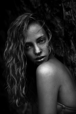 The darker the night, the brighter the stars / Portrait  Fotografie von Model Sandra Löwenherz ★46 | STRKNG