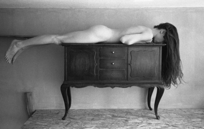 Nude woman on a commode / Nude  Fotografie von Fotograf Roger Rossell ★27 | STRKNG
