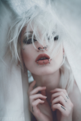 Outta My Head / Portrait  photography by Model Triz Täss ★38 | STRKNG