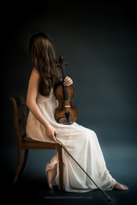 la belle violoniste / Portrait  Fotografie von Fotograf PHOTOGRAPHY PETER CHRISTOPHER ★2 | STRKNG