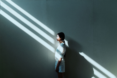 Playing the light / Portrait  photography by Photographer Gia Hy Nguyen ★3 | STRKNG