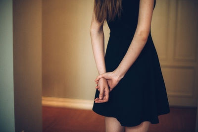 Una chica de espaldas en una habitación de hotel / Portrait  photography by Photographer Alberto Monteraz ★15 | STRKNG