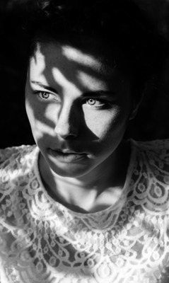 Shadows on her face / Schwarz-weiss  Fotografie von Fotografin Maren_Fotografie ★2 | STRKNG