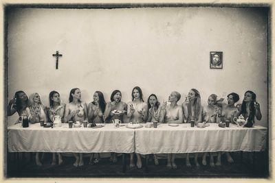 Das Letzte Abendmahl oder Das Letzte Kaffeekränzchen / Konzeptionell  Fotografie von Fotograf Andreas Maria Kahn ★13 | STRKNG