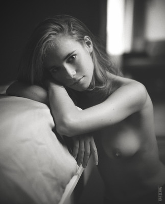 Margot / Portrait  photography by Photographer Pascal Chapuis ★67 | STRKNG