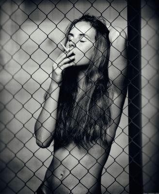 Beauty and the cigarette / Nude  Fotografie von Fotograf Juri Bogenheimer ★4 | STRKNG