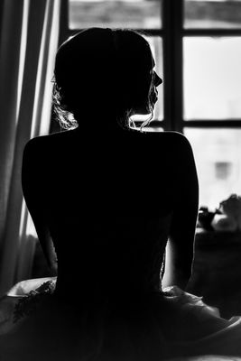 Beautiful from the back / Wedding  photography by Photographer Andrea Grzicic ★2 | STRKNG