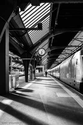 time to go / Street  photography by Photographer Holger Schimanke | STRKNG