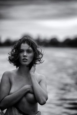 Raindrops / Nude  photography by Photographer Reni Weber ★29 | STRKNG