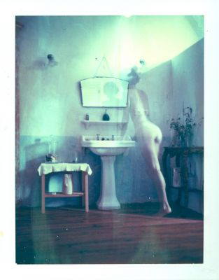 The bathroom / Instant-Film  Fotografie von Fotografin Lili Cranberrie ★20 | STRKNG