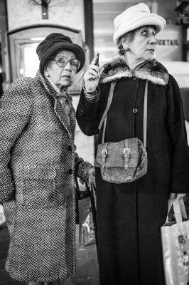 Italian Ladies / Street  Fotografie von Fotograf Ralf Scherer ★9 | STRKNG