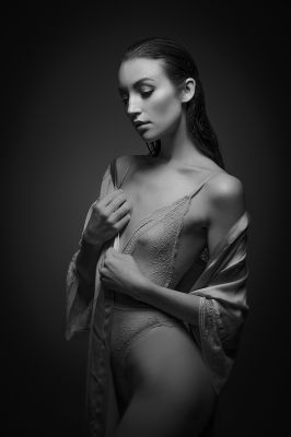 Sensual Portrait / Black and White  photography by Photographer Robert Nowotny ★1 | STRKNG
