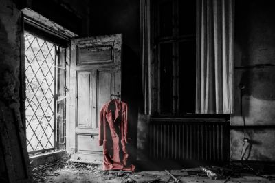 Red Jacket / Lost places  Fotografie von Fotograf Jonas Rediske | STRKNG