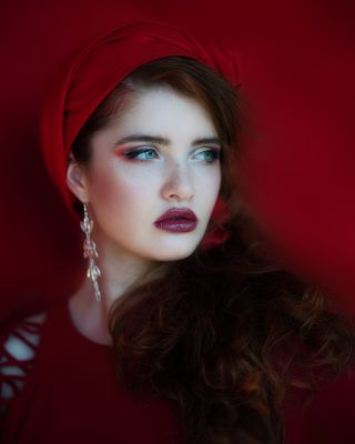 Theresa red women / Portrait  photography by Photographer Thomas Freyer ★11 | STRKNG