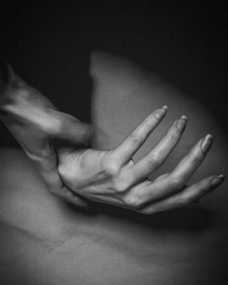 Hands / Fine Art  Fotografie von Fotografin Biljana Radojicic ★5 | STRKNG