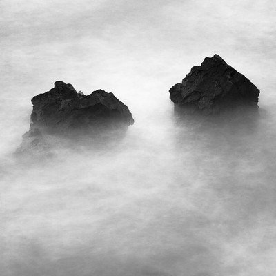 two rocks / Schwarz-weiss  Fotografie von Fotograf mikeworkswithfilm | STRKNG
