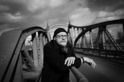 Man on a Bridge / Portrait  Fotografie von Fotograf Thomas Maenz ★4 | STRKNG