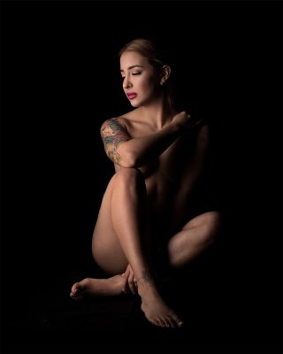 Sara Low Key / Nude  photography by Photographer andres hernandez | STRKNG